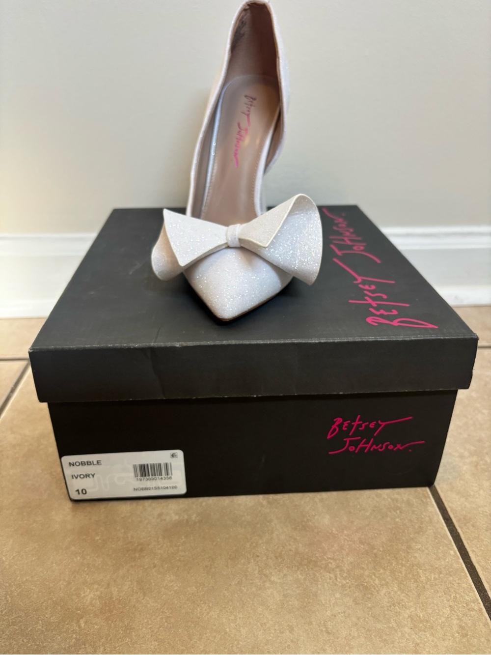 Betsey Johnson Ivory Glitter Pointed Toe Bow Heel